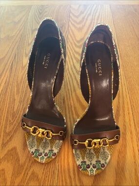 Authentic Gucci Brown Leather & Multicolor Open-Toe Heels with Gold Chain